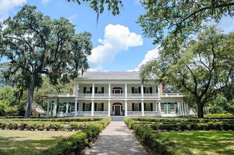 The exterior view of Rosedown Plantation