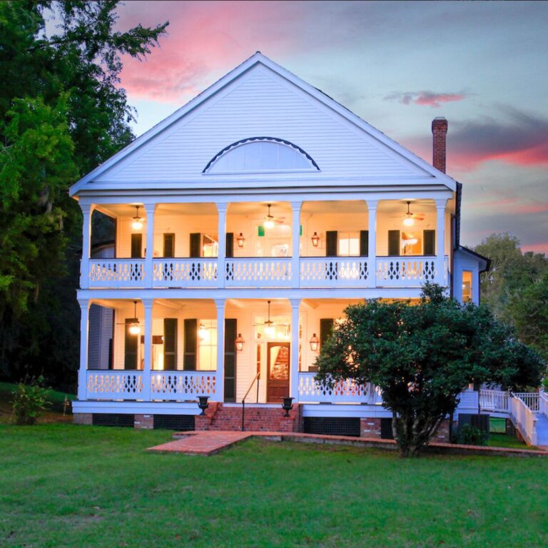 The exterior of Comeaux Plantation during sunset.